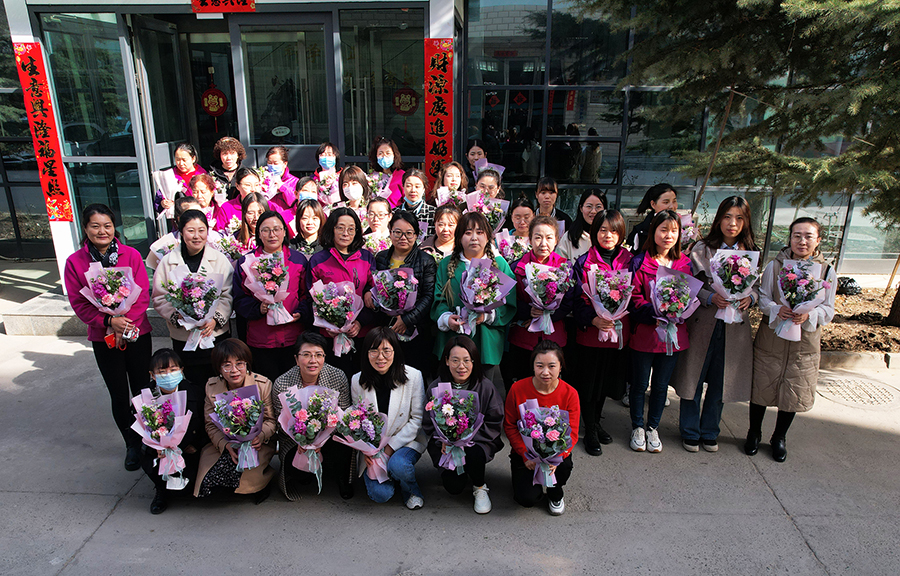 三八婦女節(jié)，甘肅宏強檢測謹祝公司女士們事業(yè)有成，家庭幸福，青春永駐！